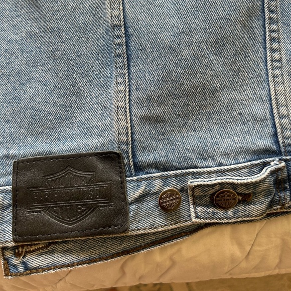 Vintage jean jacket with added embroidery - Picture 6 of 9